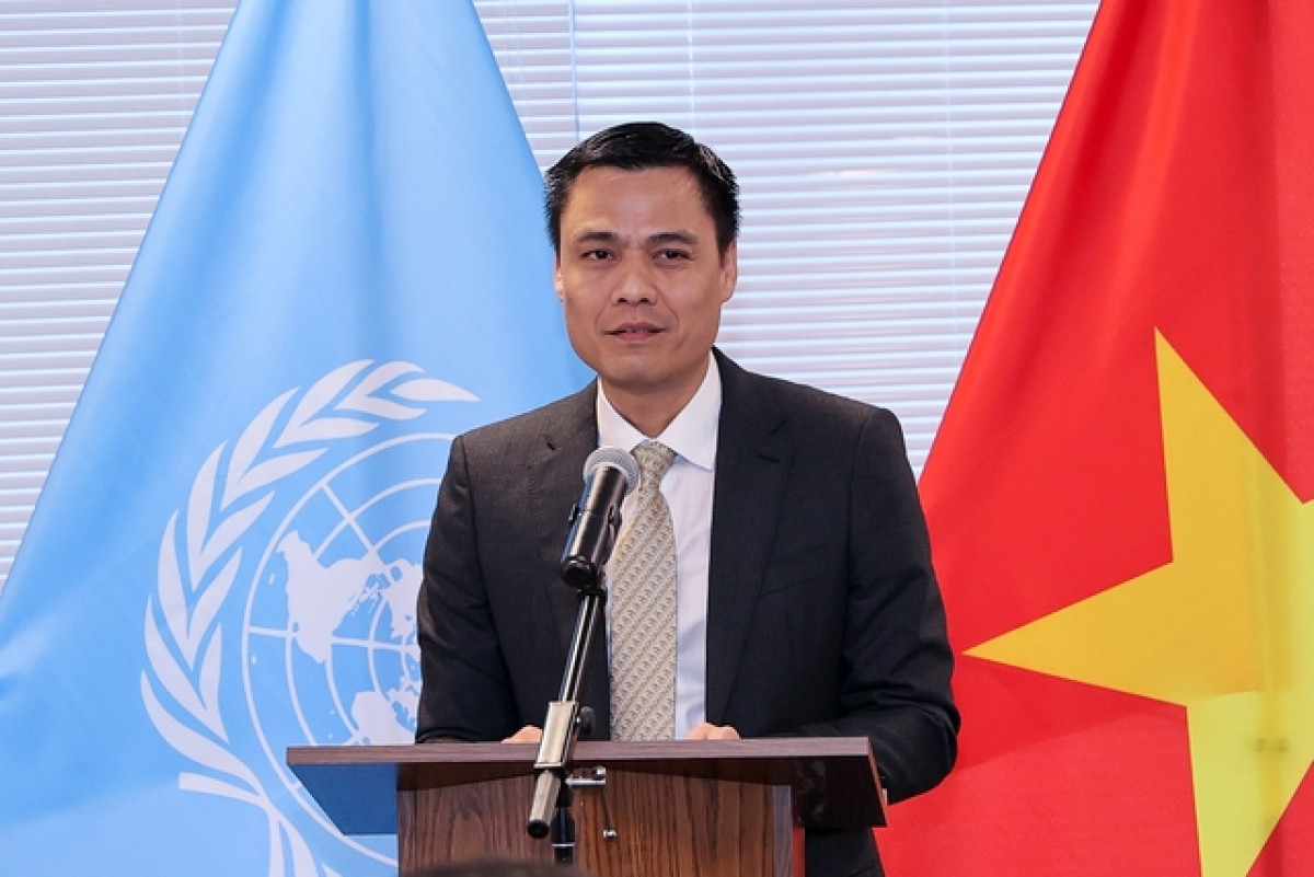 Đại sứ Đặng Hoàng Giang, Trưởng Phái đoàn đại diện thường trực Việt Nam tại Liên Hợp Quốc báo cáo Thủ tướng Chính phủ (Ảnh: chinhphu.vn)