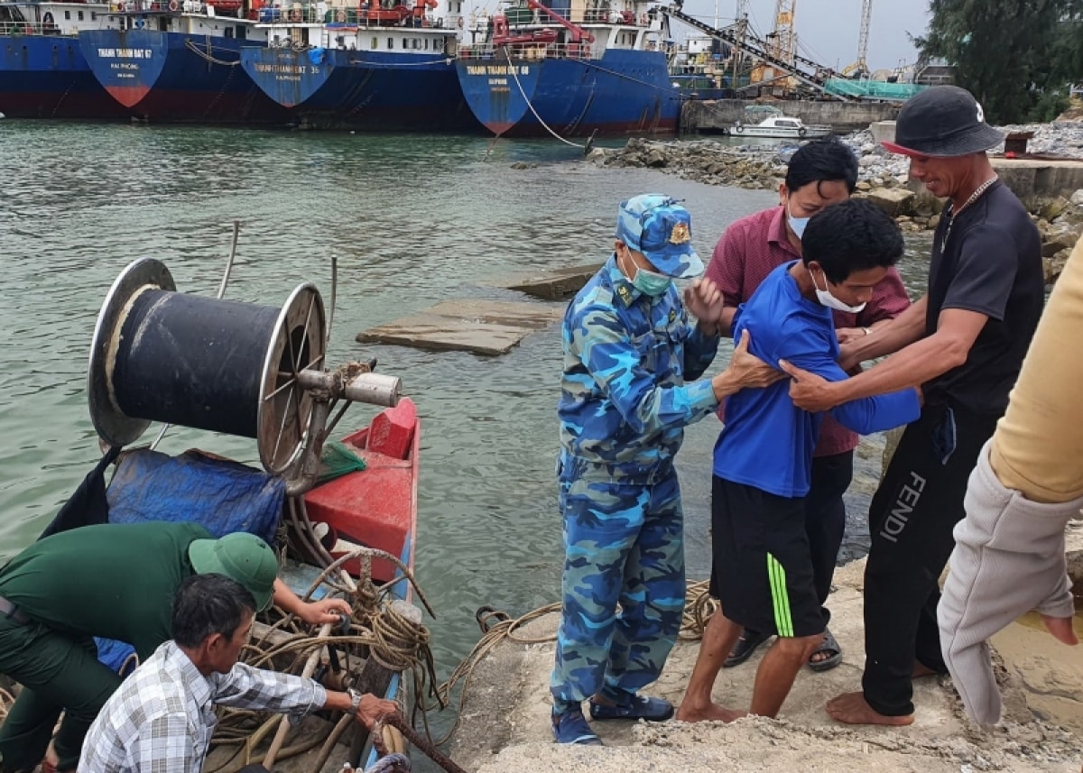 Bộ đội Biên phòng Quảng Trị phối hợp với ngư dân hỗ trợ đưa nạn nhân vào bờ cấp cứu