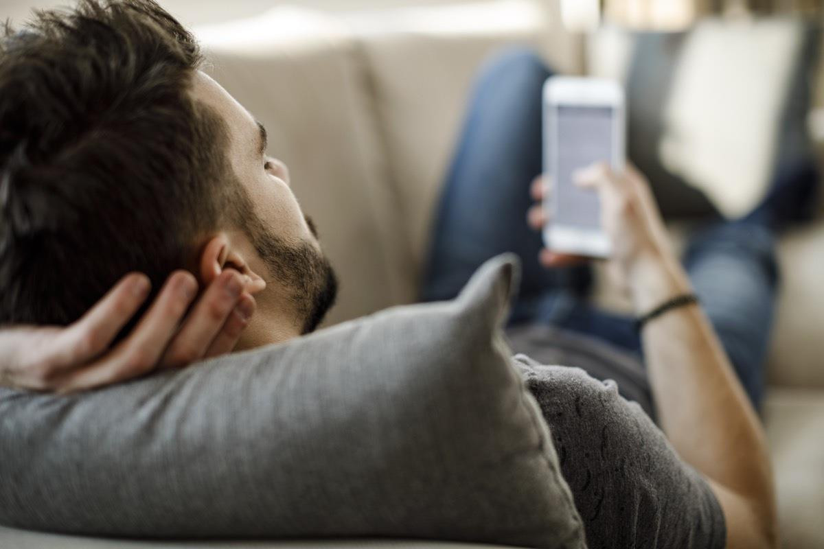 Cách xem điện thoại, tivi trước khi ngủ đúng đắn nhất để không gây hại sức khỏe - 3
