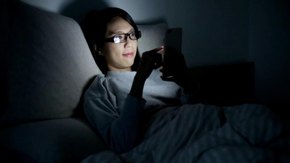 Cách xem điện thoại, tivi trước khi ngủ đúng đắn nhất để không gây hại sức khỏe - 1