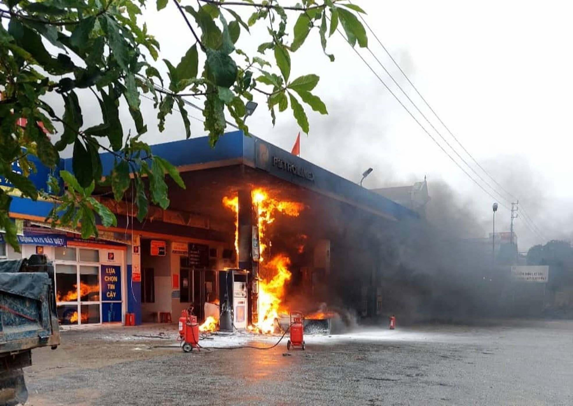 Lái xe ô tô đạp nhầm chân ga làm cây xăng ở Thừa Thiên - Huế bốc cháy - 1