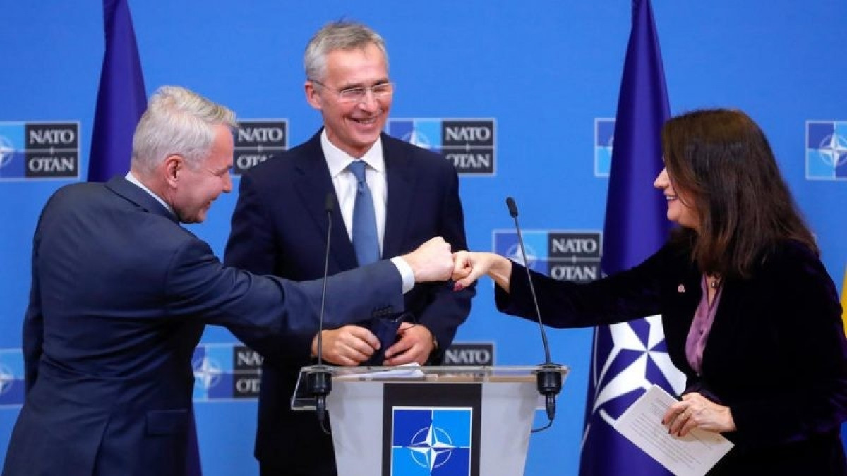 Ngoại trưởng Phần Lan Pekka Haavisto, Tổng thư ký NATO Jens Stoltenberg và Ngoại trưởng Thụy Điển Ann Linde tại cuộc họp báo chung sau cuộc gặp ở trụ sở NATO ở Brussels, Bỉ ngày 24/1. (Nguồn: EPA-EFE)