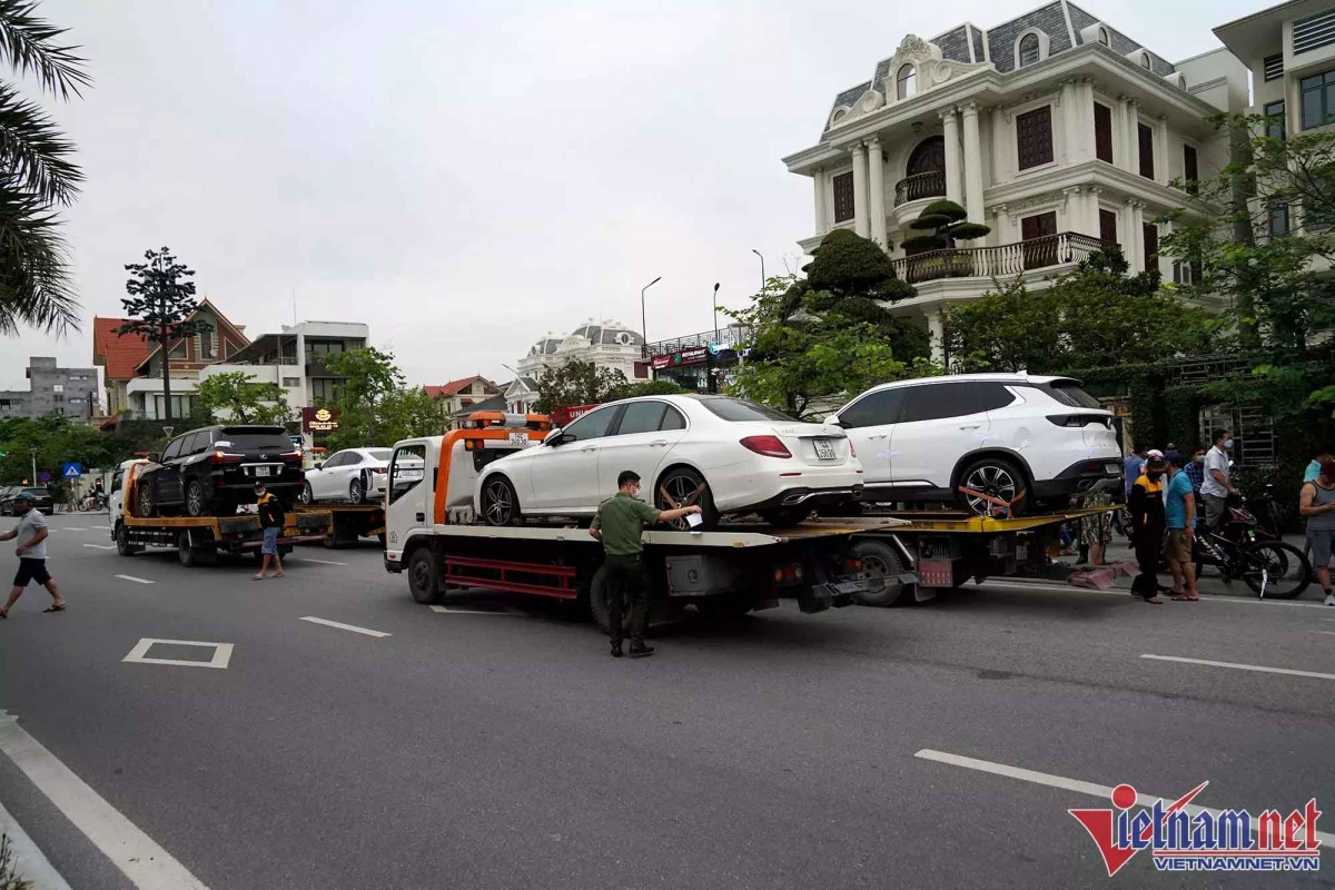 4 ô tô từ nhà ông Phạm Hồng Hà bị cẩu đi để phục vụ công tác điều tra. Ảnh: Phạm Công