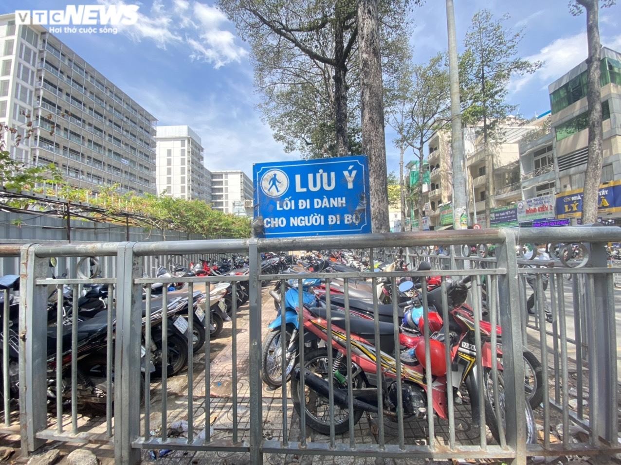 Sở GTVT TP.HCM điểm mặt loạt bãi giữ xe chiếm dụng vỉa hè trước các bệnh viện - 1