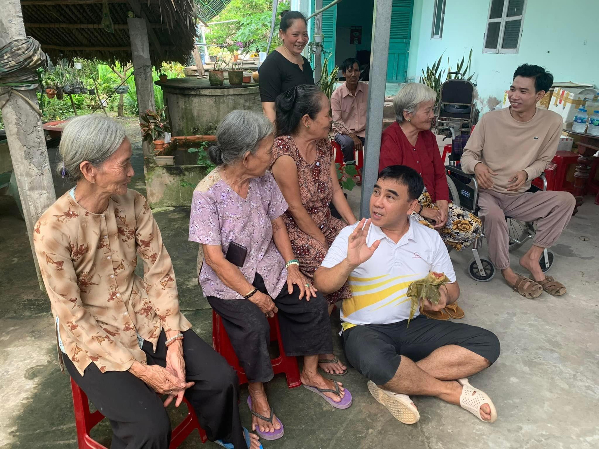 Sao Việt 18/5: MC Quyền Linh đi dép tổ ong, ngồi đất cùng bà con nghèo - 1
