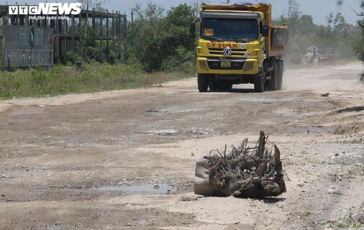 'Binh đoàn' xe tải cày nát đường ven biển nối 2 khu kinh tế Quảng Nam–Quảng Ngãi - 6