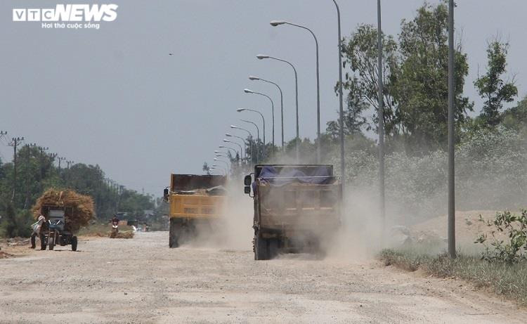 'Binh đoàn' xe tải cày nát đường ven biển nối 2 khu kinh tế Quảng Nam–Quảng Ngãi - 1