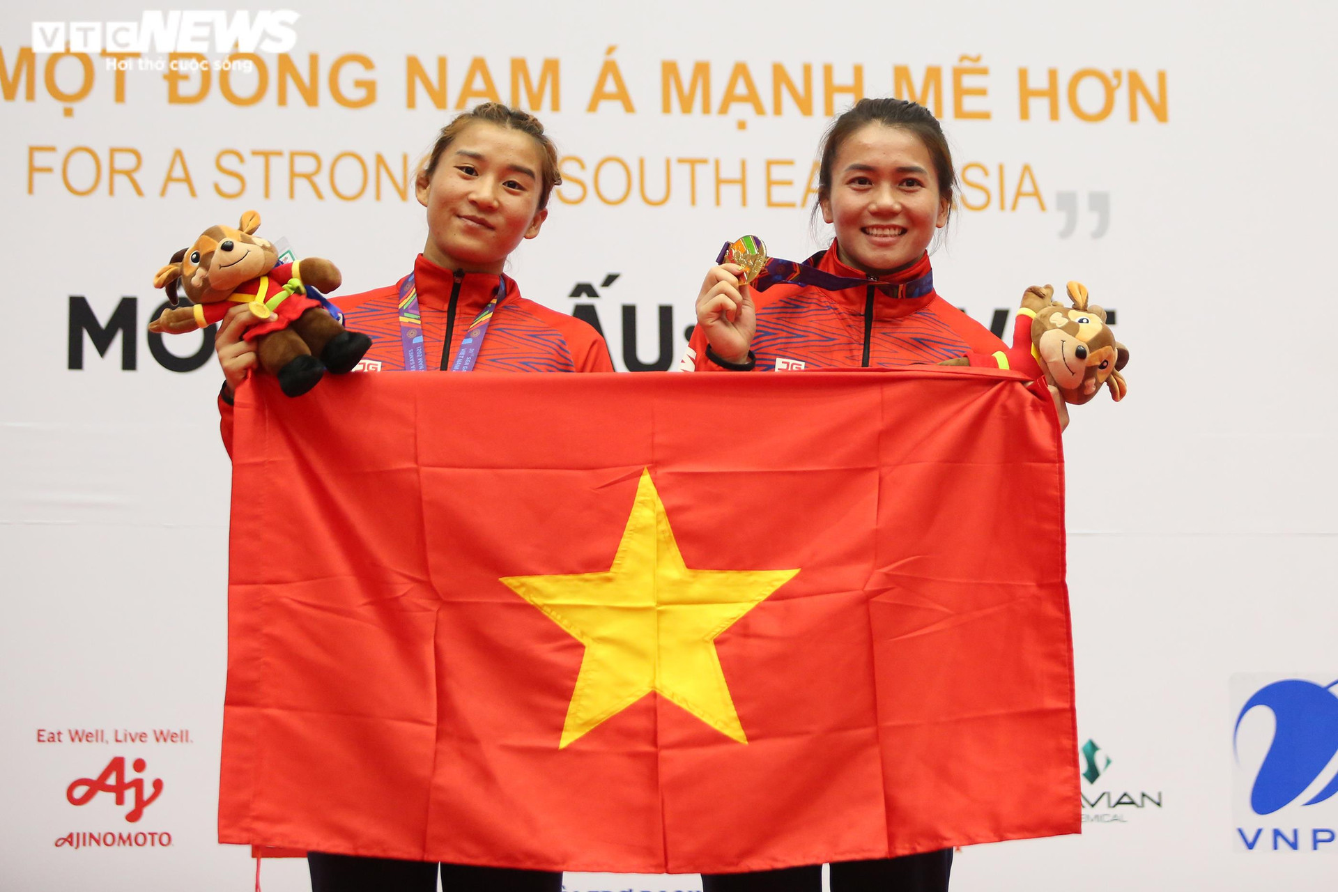 SEA Games 31: Hai chị em Mỹ Hạnh-Mỹ Trang rủ nhau vô địch vật tự do - 1