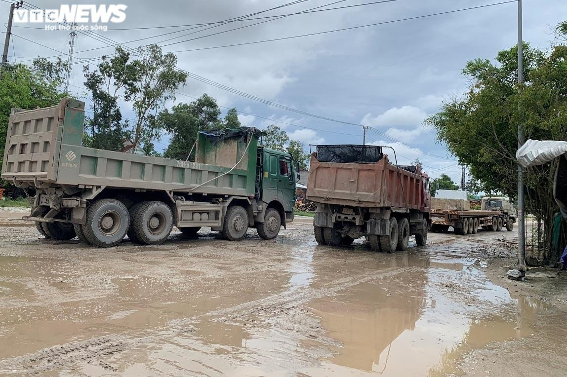 'Binh đoàn' xe tải cày nát đường ven biển nối 2 khu kinh tế Quảng Nam–Quảng Ngãi - 3