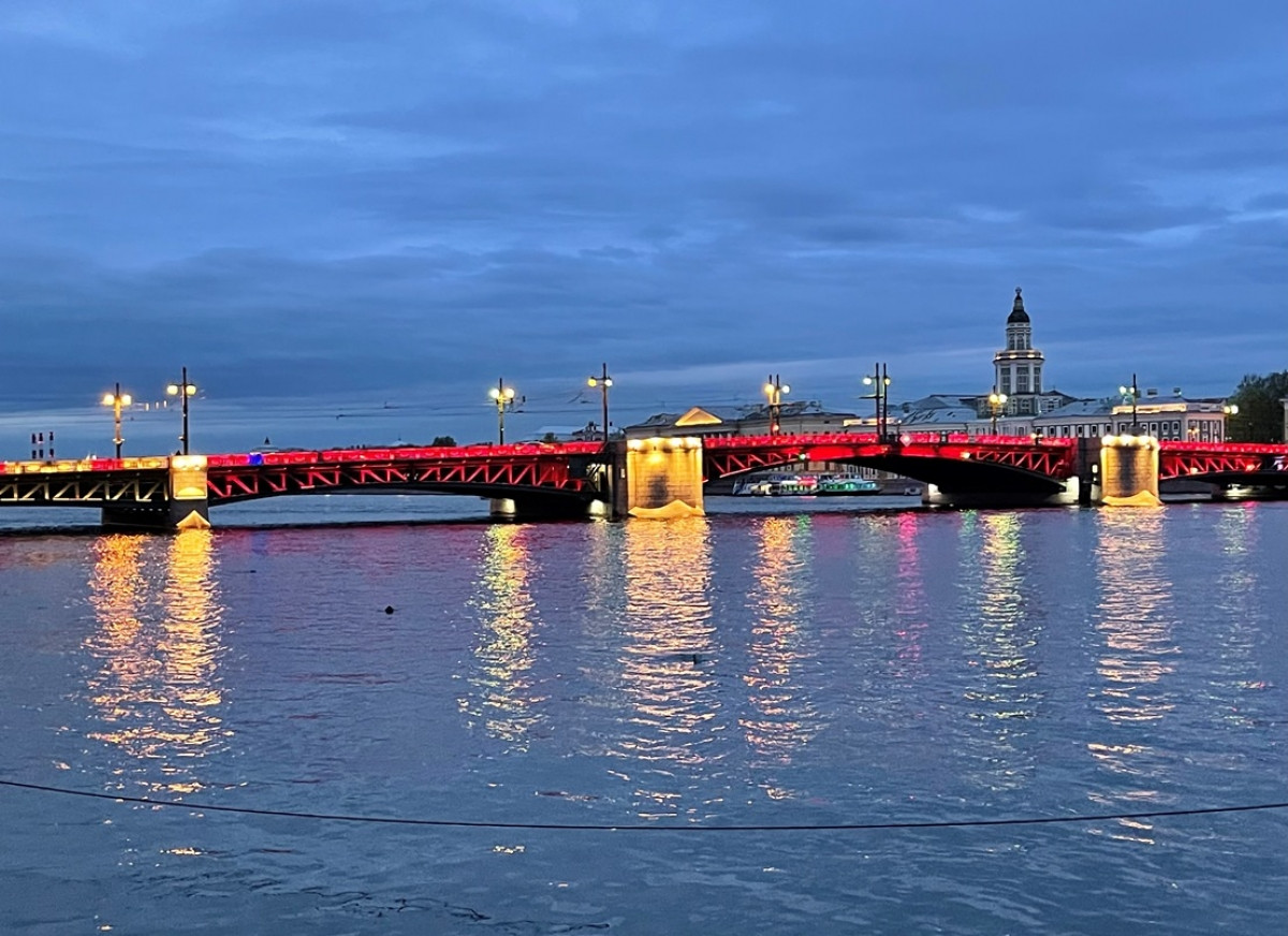 Cầu Cung Điện-St.Petersburg - Nga được thắp sáng bằng màu cờ Việt Nam