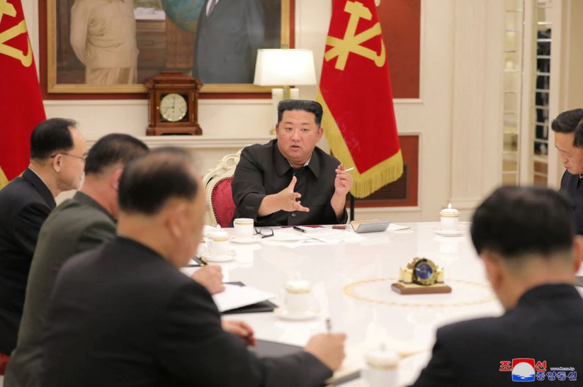 Nhà lãnh đạo Triều Tiên Kim Jong Un chủ trì cuộc họp Bộ Chính trị đảng Lao động Triều Tiên hôm 17/5. Ảnh: KCNA