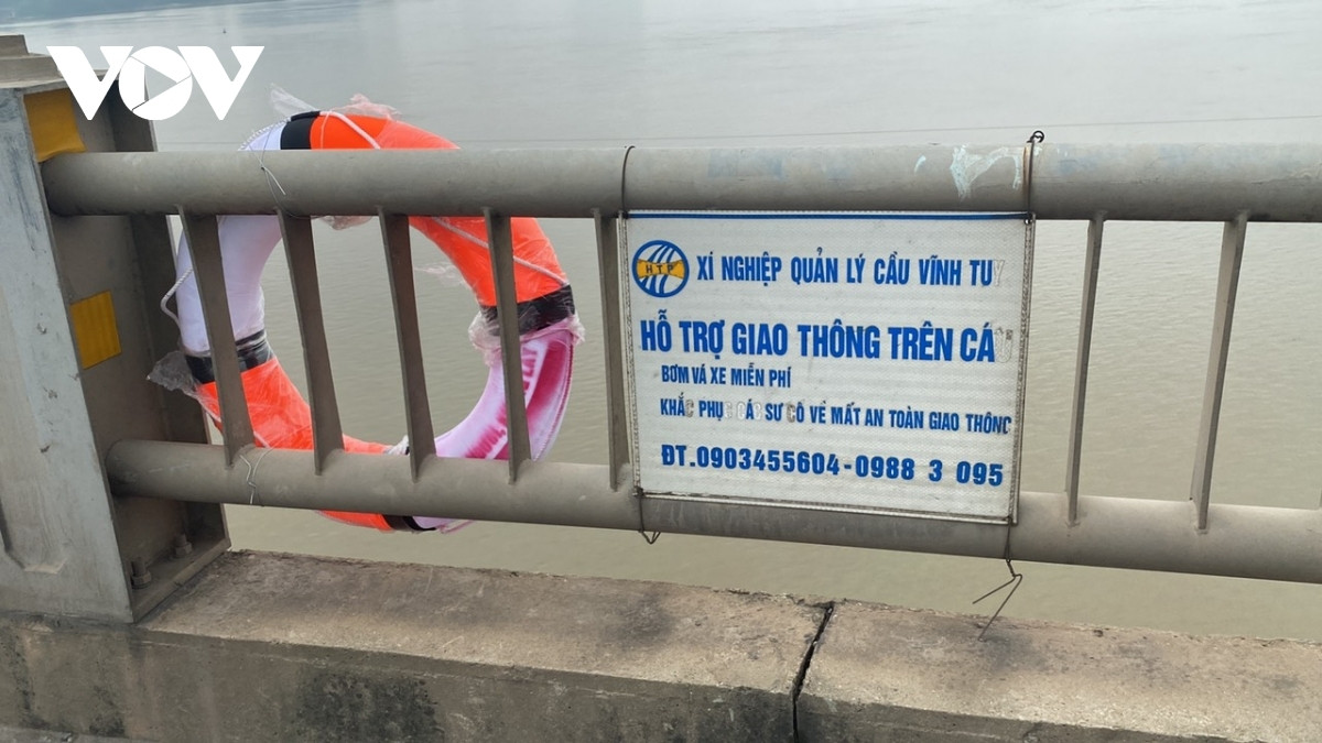 Tất cả phao cứu sinh treo trên cầu Vĩnh Tuy đã bị lấy cắp