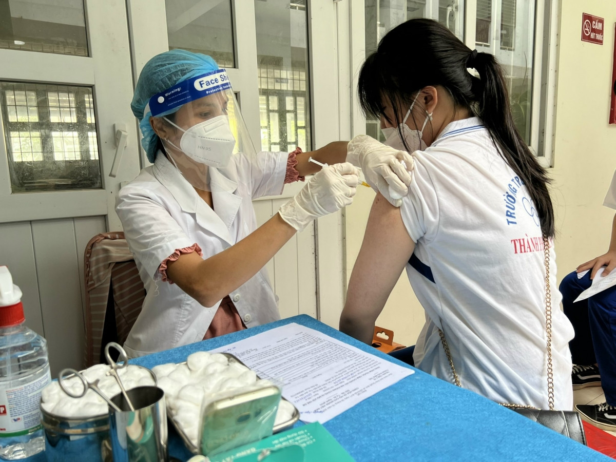 Ngành y tế tỉnh Bến Tre tổ chức tiêm phòng vaccine cho học sinh.