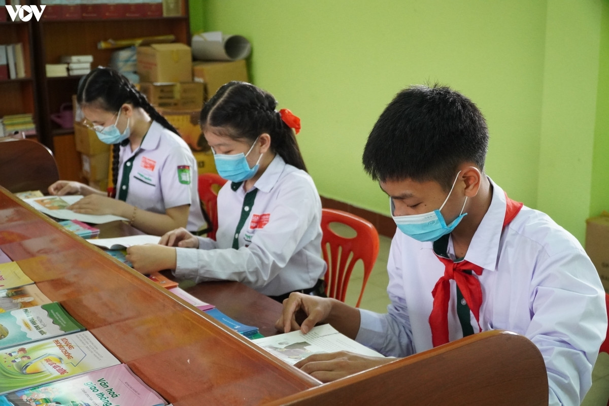 Ngoài thời gian học trên lớp, các em học sinh Trường song ngữ Lào - Việt Nam Nguyễn Du lại tranh thủ thời gian xuống thư viện để đọc và tìm hiểu thêm Bác Hồ.