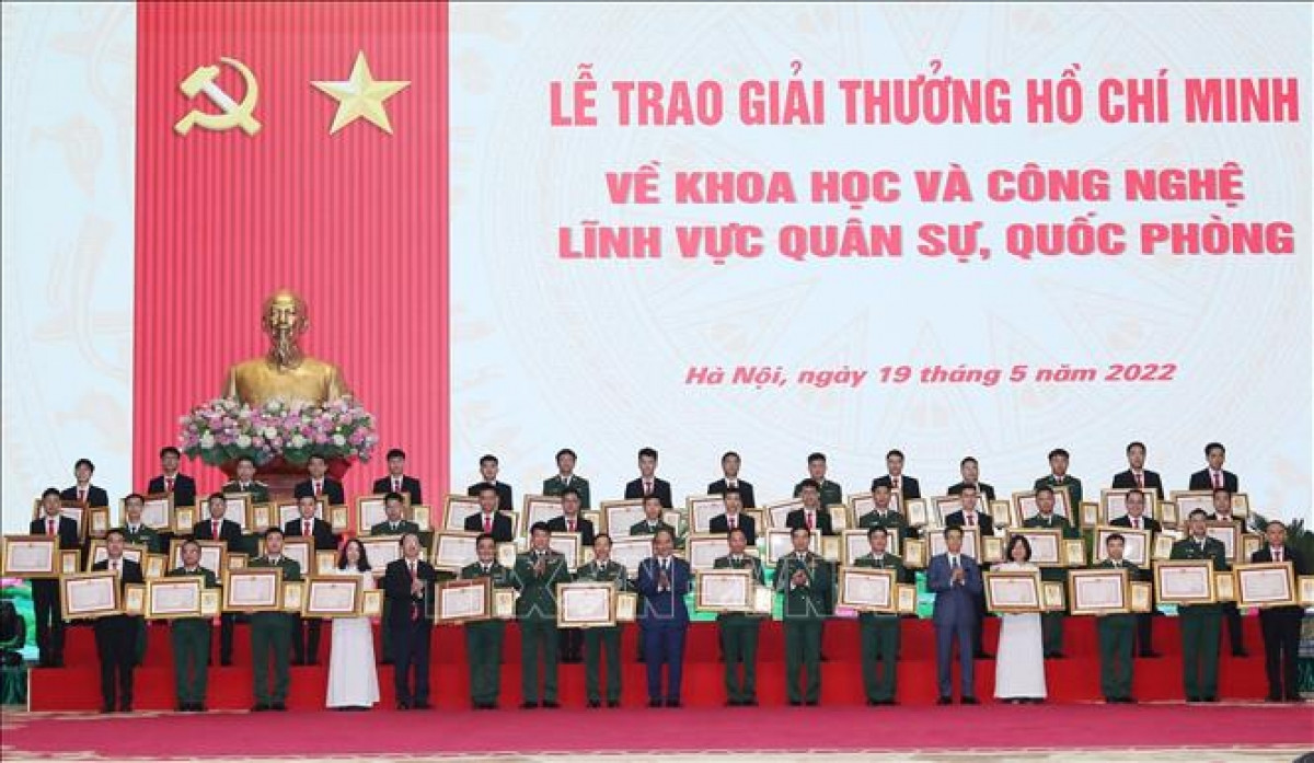 Chủ tịch nước Nguyễn Xuân Phúc cùng các đồng chí lãnh đạo Bộ Quốc phòng trao Giải thưởng Hồ Chí Minh về khoa học, công nghệ lĩnh vực quân sự, quốc phòng cho các tác giả. Ảnh: Trọng Đức/TTXVN
