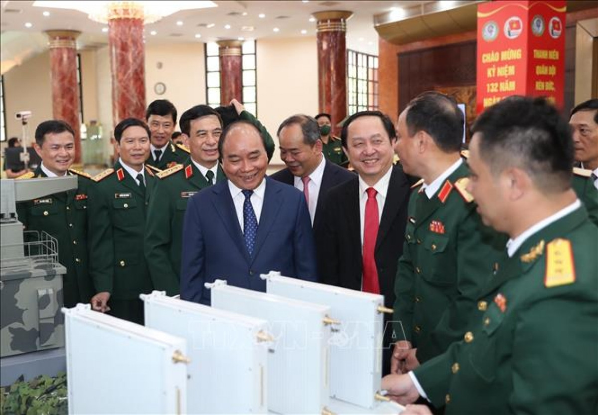Chủ tịch nước Nguyễn Xuân Phúc tham quan trưng bày sản phẩm khoa học, công nghệ lĩnh vực quân sự, quốc phòng.