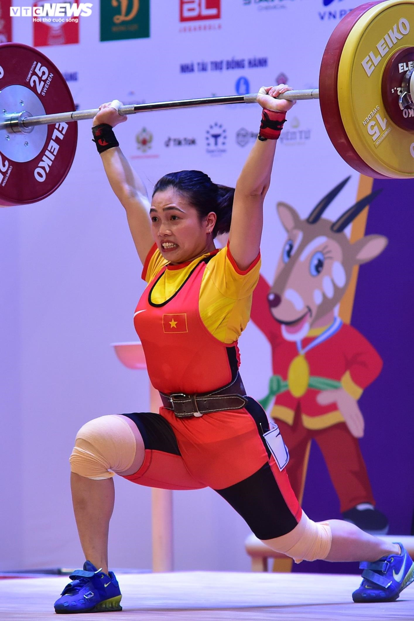 Đô cử Hoàng Thị Duyên vô đối nội dung 59kg, phá kỷ lục SEA Games - 12