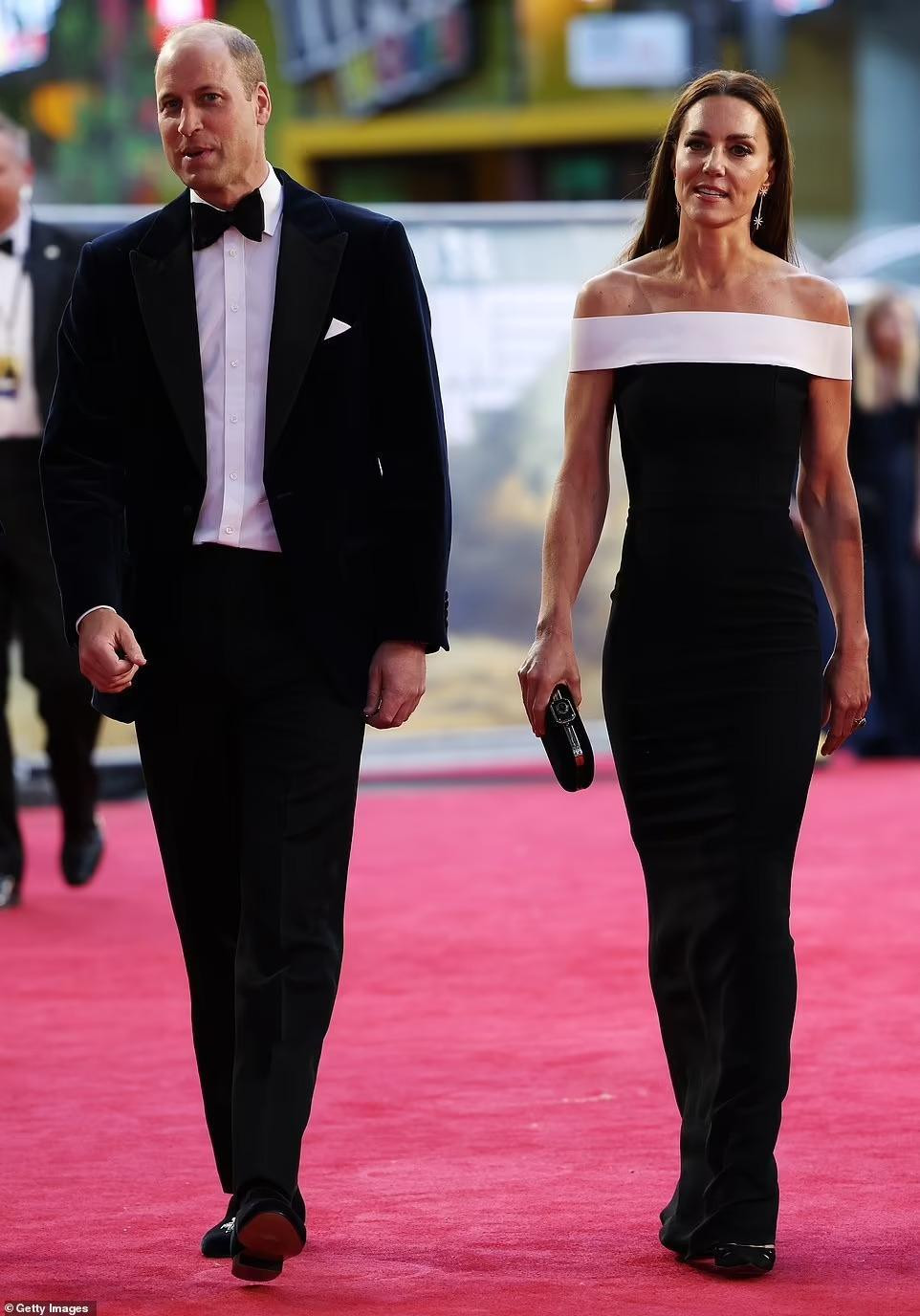 Tài tử Tom Cruise dìu công nương Kate trên thảm đỏ - 1