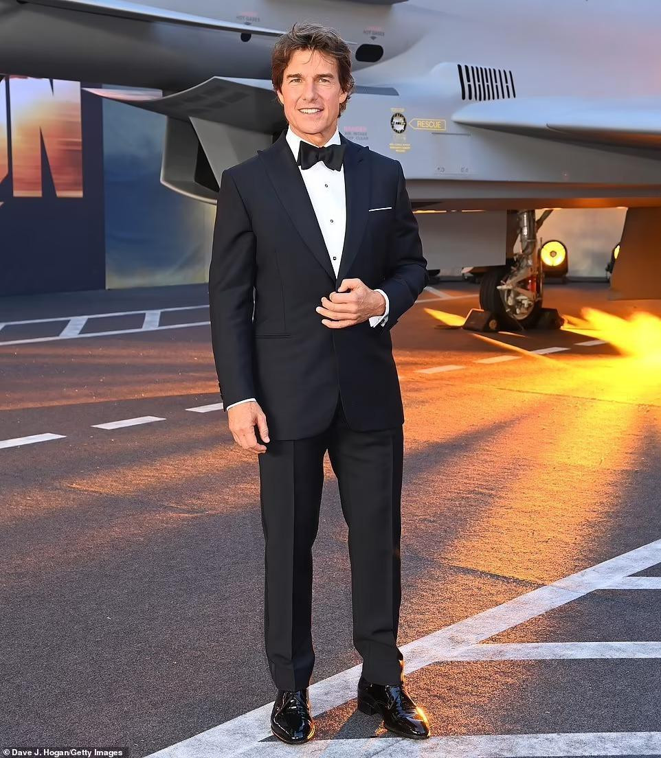 Tài tử Tom Cruise dìu công nương Kate trên thảm đỏ - 11