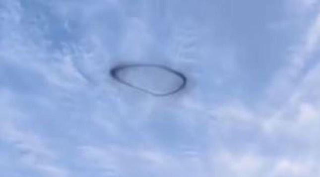 Sự thật về vòng khói đen khổng lồ nghi là UFO xuất hiện trên bầu trời Trung Quốc - 1