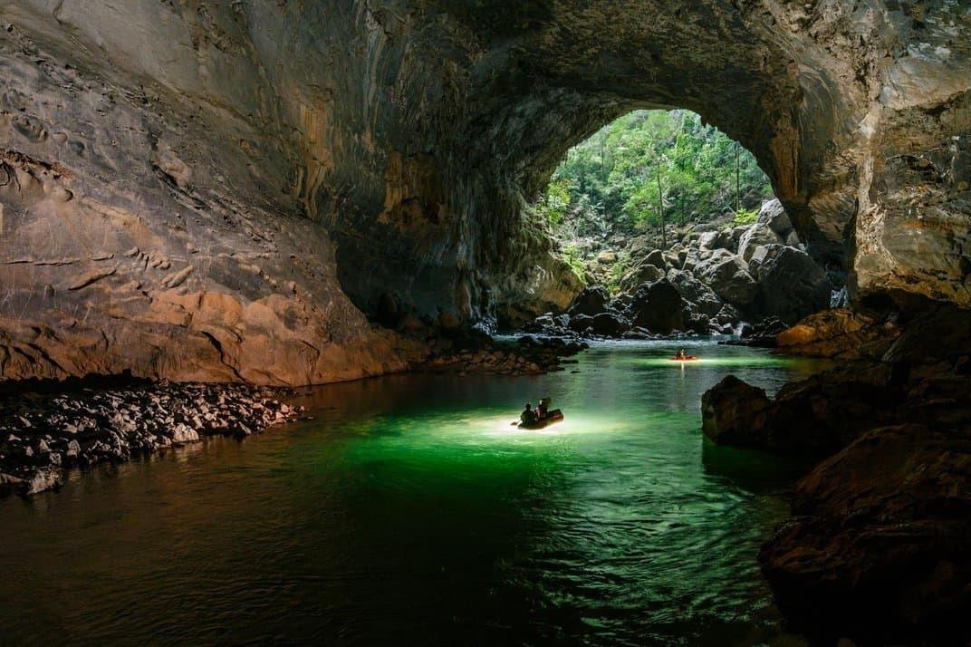 Khung cảnh huyền ảo bên trong hang động sông lớn nhất thế giới nằm sát Việt Nam - 1