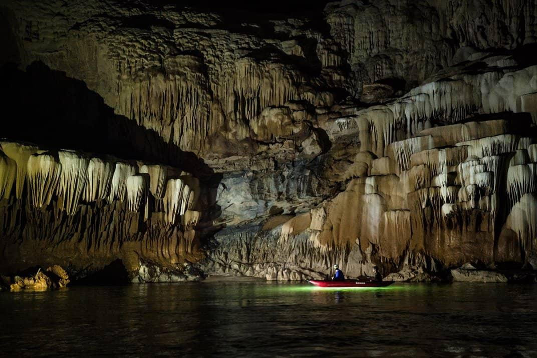 Khung cảnh huyền ảo bên trong hang động sông lớn nhất thế giới nằm sát Việt Nam - 5
