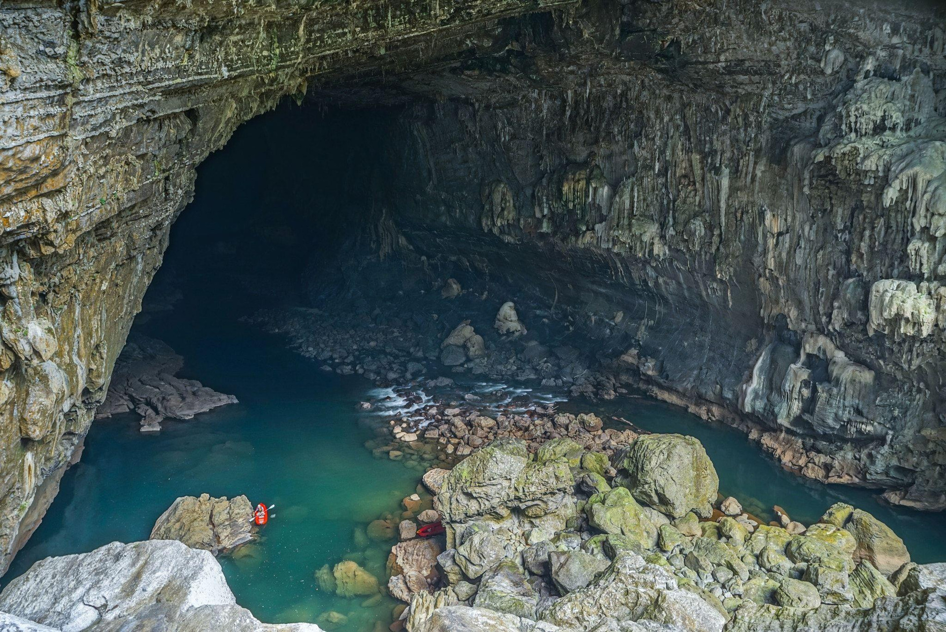 Khung cảnh huyền ảo bên trong hang động sông lớn nhất thế giới nằm sát Việt Nam - 2