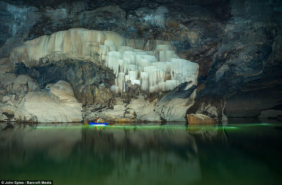 Khung cảnh huyền ảo bên trong hang động sông lớn nhất thế giới nằm sát Việt Nam - 4