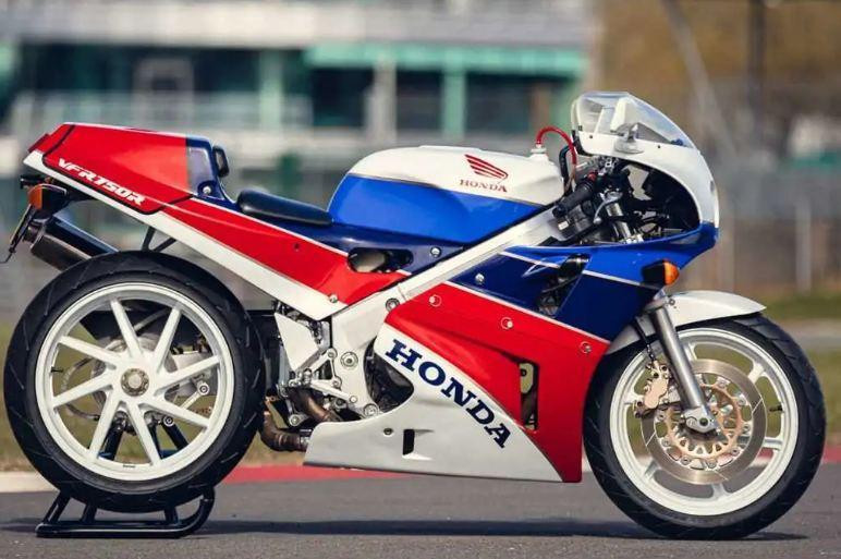 Siêu môtô Honda 32 năm tuổi được bán đấu giá cao kỷ lục - 1