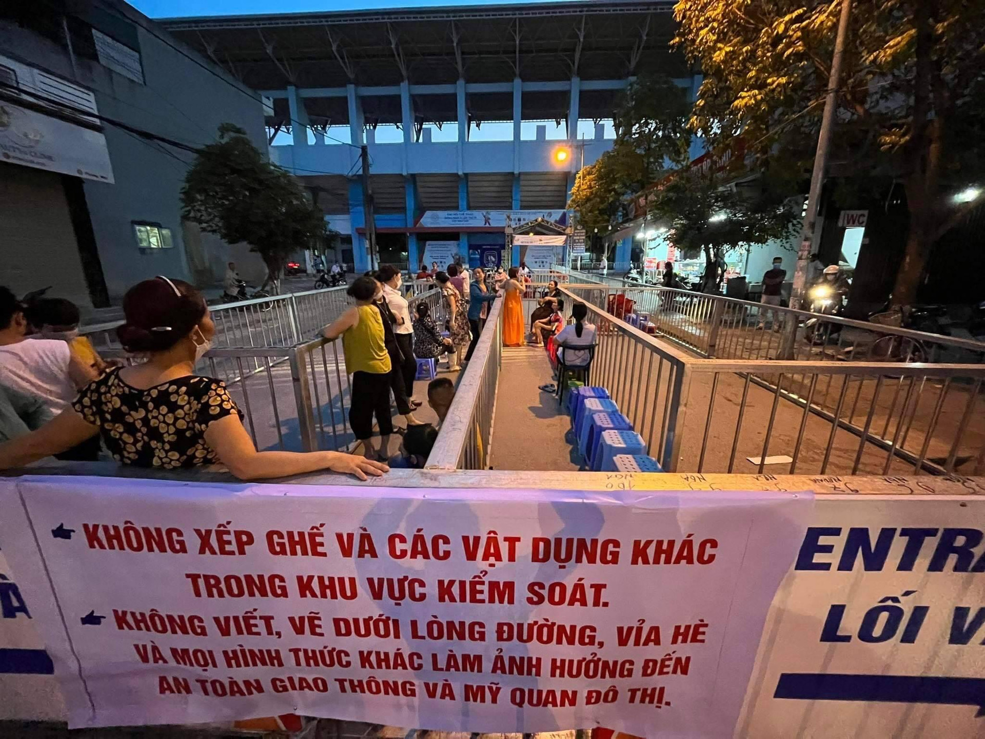 Ròng rã xếp hàng từ sáng đến đêm chờ vé xem chung kết Việt Nam vs Thái Lan - 1