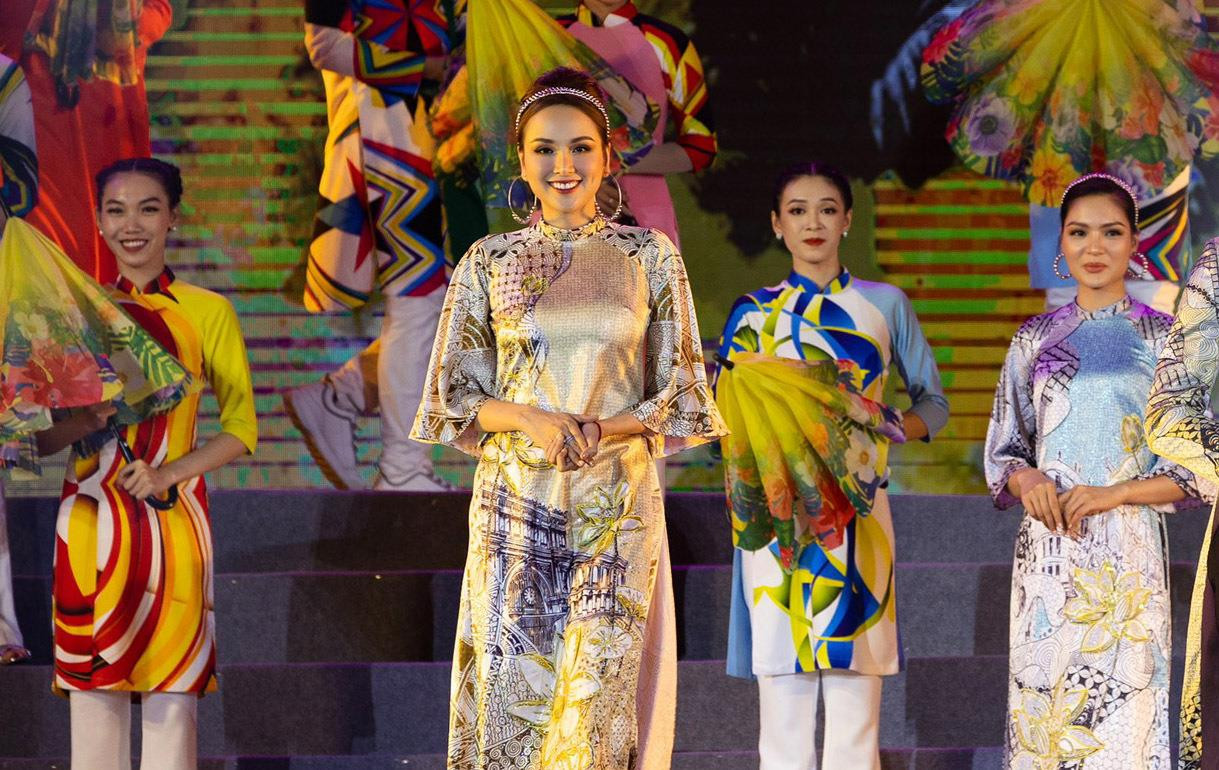 Hoa hậu Diễm Hương tái xuất sàn diễn thời trang - 1