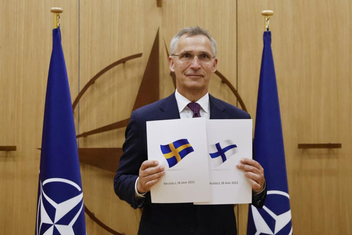 Tổng thư ký NATO Jens Stoltenberg tiếp nhận đơn xin gia nhập khối của Thụy Điển và Phần Lan. Ảnh: AP