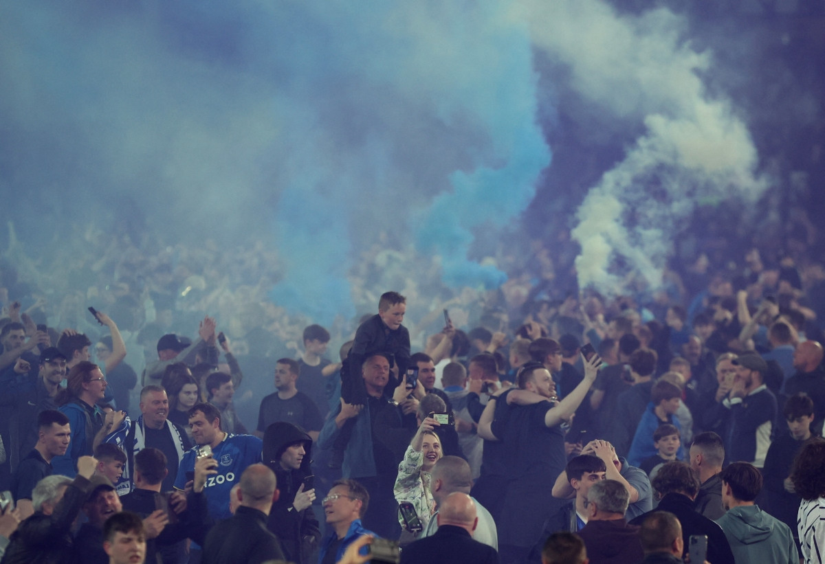 CĐV Everton ăn mừng đội bóng này chính thức trụ hạng. (Ảnh: Reuters). 