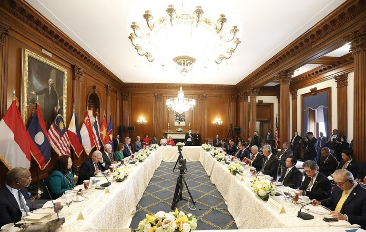 Trong khuôn khổ hội nghị Cấp cao đặc biệt ASEAN - Hoa Kỳ, Thủ tướng Phạm Minh Chính cùng lãnh đạo các nước ASEAN ăn trưa với một số nghị sỹ Quốc hội Hoa Kỳ.