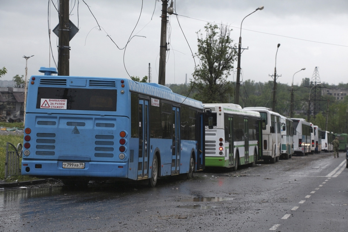 Xe bus chờ đưa các binh lính Ukraine từ Mariupol tới một nhà tù ở Olenivka sau khi họ rời khỏi nhà máy théo Azovstal ngày 18/5. Ảnh: AP