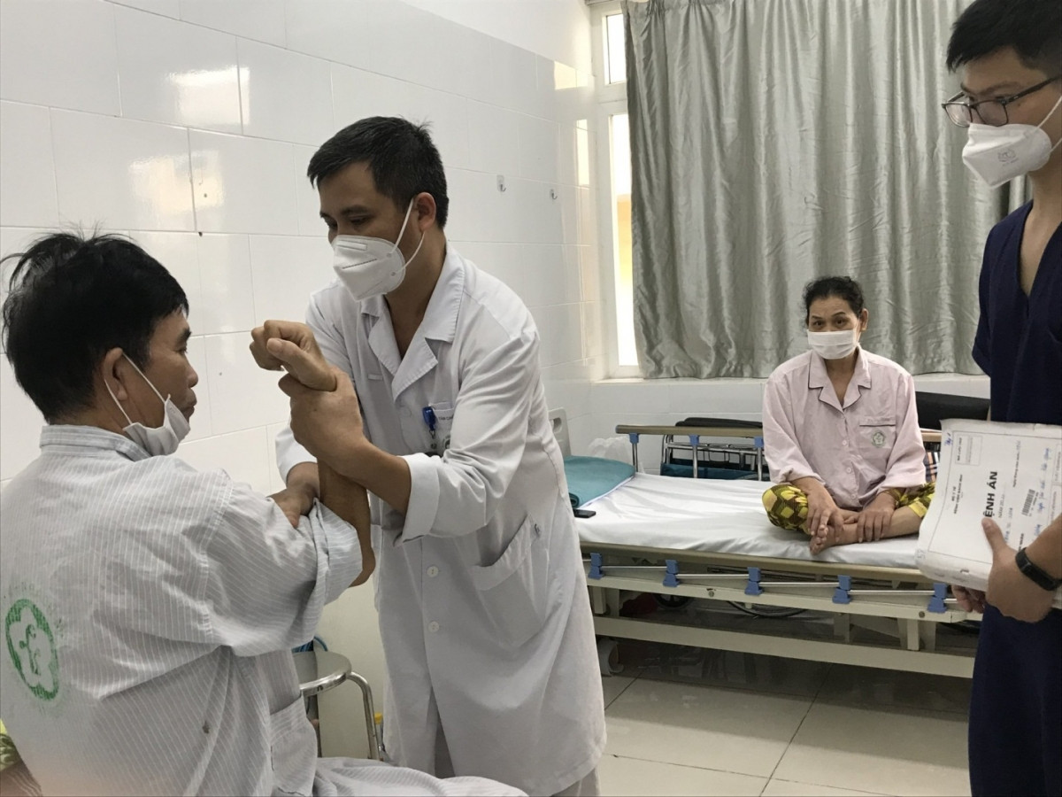 TS.BS. Nguyễn Trung Nguyên - Giám đốc Trung tâm Chống độc đang đánh giá vận động cho vợ chồng bệnh nhân ngộ độc hạt muồng
