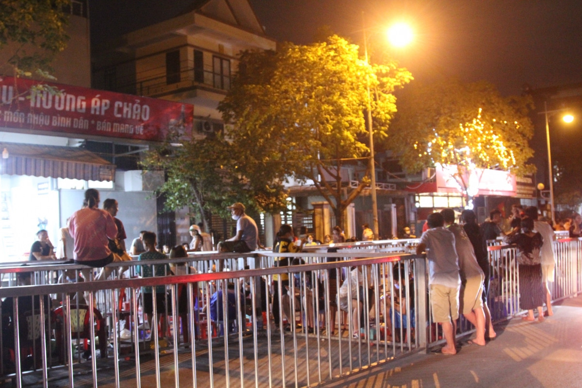 17h30 chiều 20/5, người hâm mộ tiếp tục tập trung đông đúc tại các cổng sân vận động Cẩm Phả để xếp hàng chờ nhận vé mời trận tuyển nữ Việt Nam - Thái Lan. Trước đó, vào buổi sáng cùng ngày, nhiều người đã xếp ghế, đặt gạch nhưng đã bị lực lượng an ninh thu giữ.