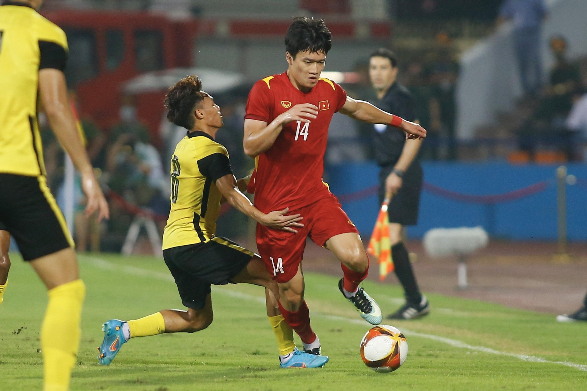 Vết gợn sau chiến thắng của U23 Việt Nam - 1
