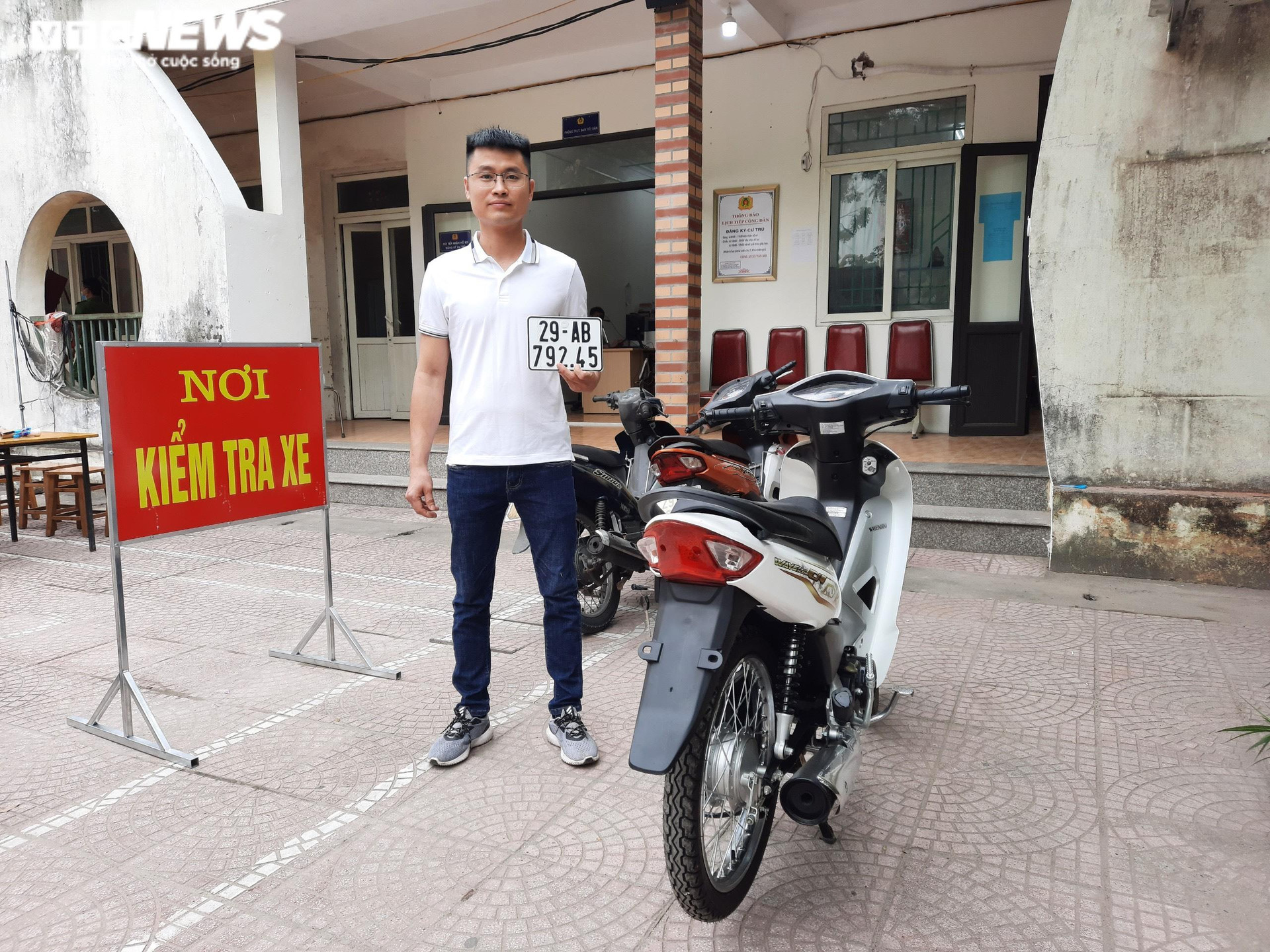 Hà Nội: Chỉ mất 30 phút để đăng ký, bấm biển xe máy ở công an xã - 9
