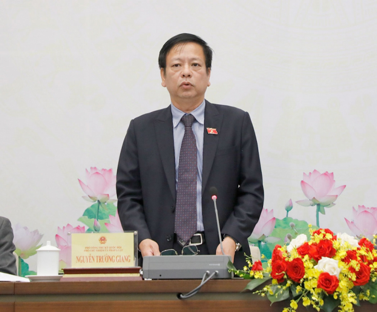Phó Tổng Thư ký Quốc hội, Phó Chủ nhiệm Ủy ban Pháp luật Nguyễn Trường Giang trả lời câu hỏi của phóng viên tại cuộc họp báo. 