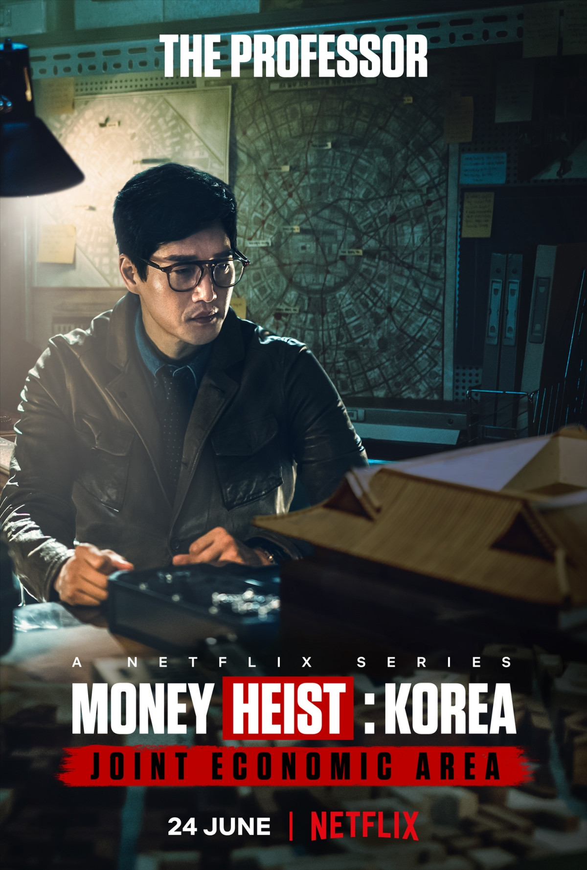 Yoo Ji Tae vào vai Giáo sư, kẻ chủ mưu của vụ cướp.