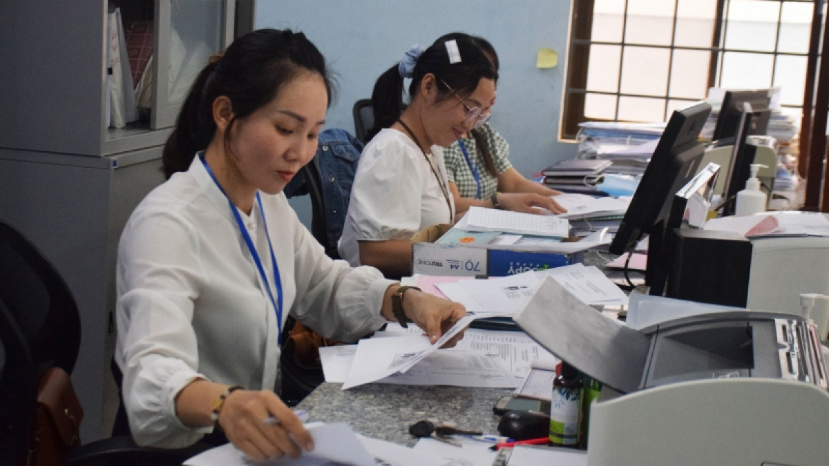 Chị Hoàng Mỹ Tâm, cán bộ UBND xã An Tân, huyện An Lão, tỉnh Bình Định viết giúp người dân một số tờ khai trong giải quyết thủ tục hành chính vào thứ 5.