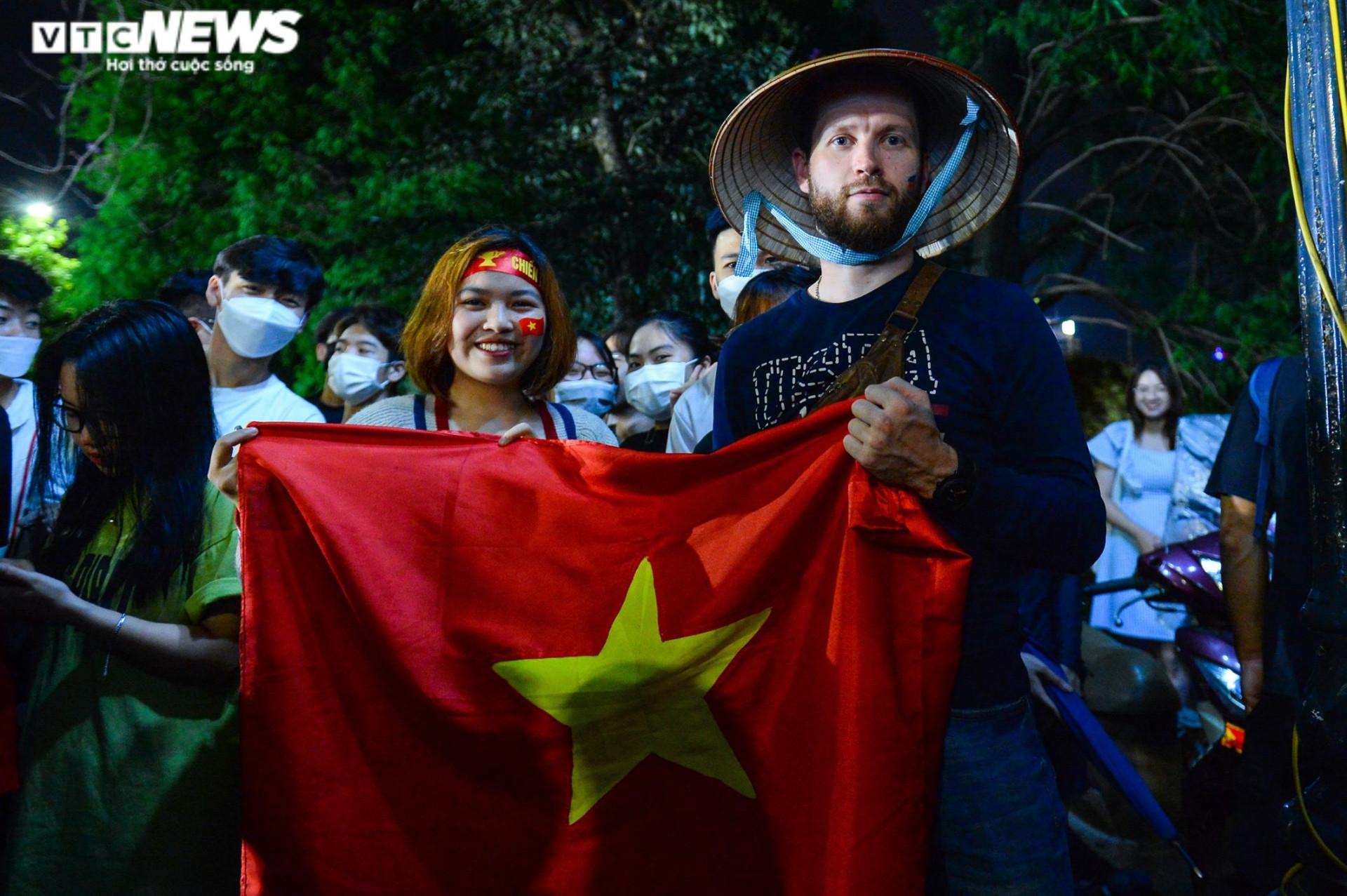 Hết mưa, người dân Hà Nội rủ nhau lên Bờ Hồ xem đội tuyển U23 đá chung kết - 6