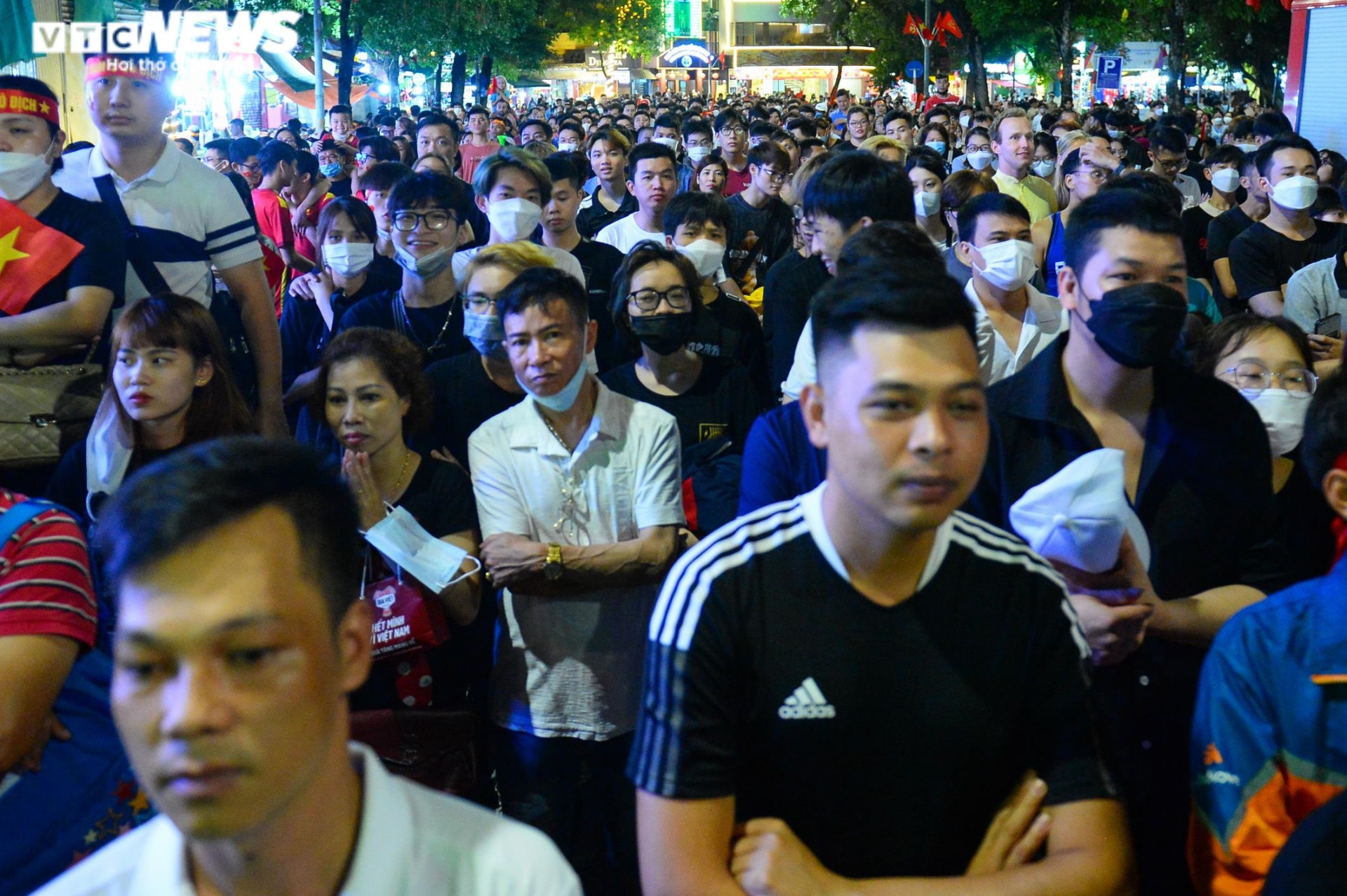 Hết mưa, người dân Hà Nội rủ nhau lên Bờ Hồ xem đội tuyển U23 đá chung kết - 2