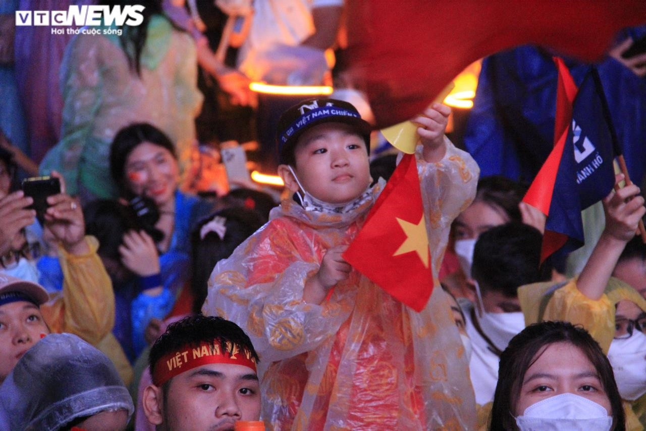 TP.HCM: Người hâm mộ phủ kín phố đi bộ Nguyễn Huệ cổ vũ đội tuyển U23 - 14