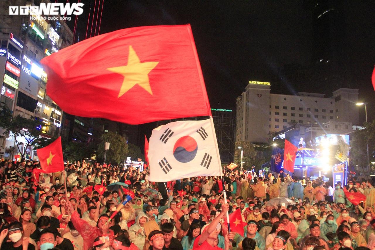 TP.HCM: Người hâm mộ phủ kín phố đi bộ Nguyễn Huệ cổ vũ đội tuyển U23 - 16