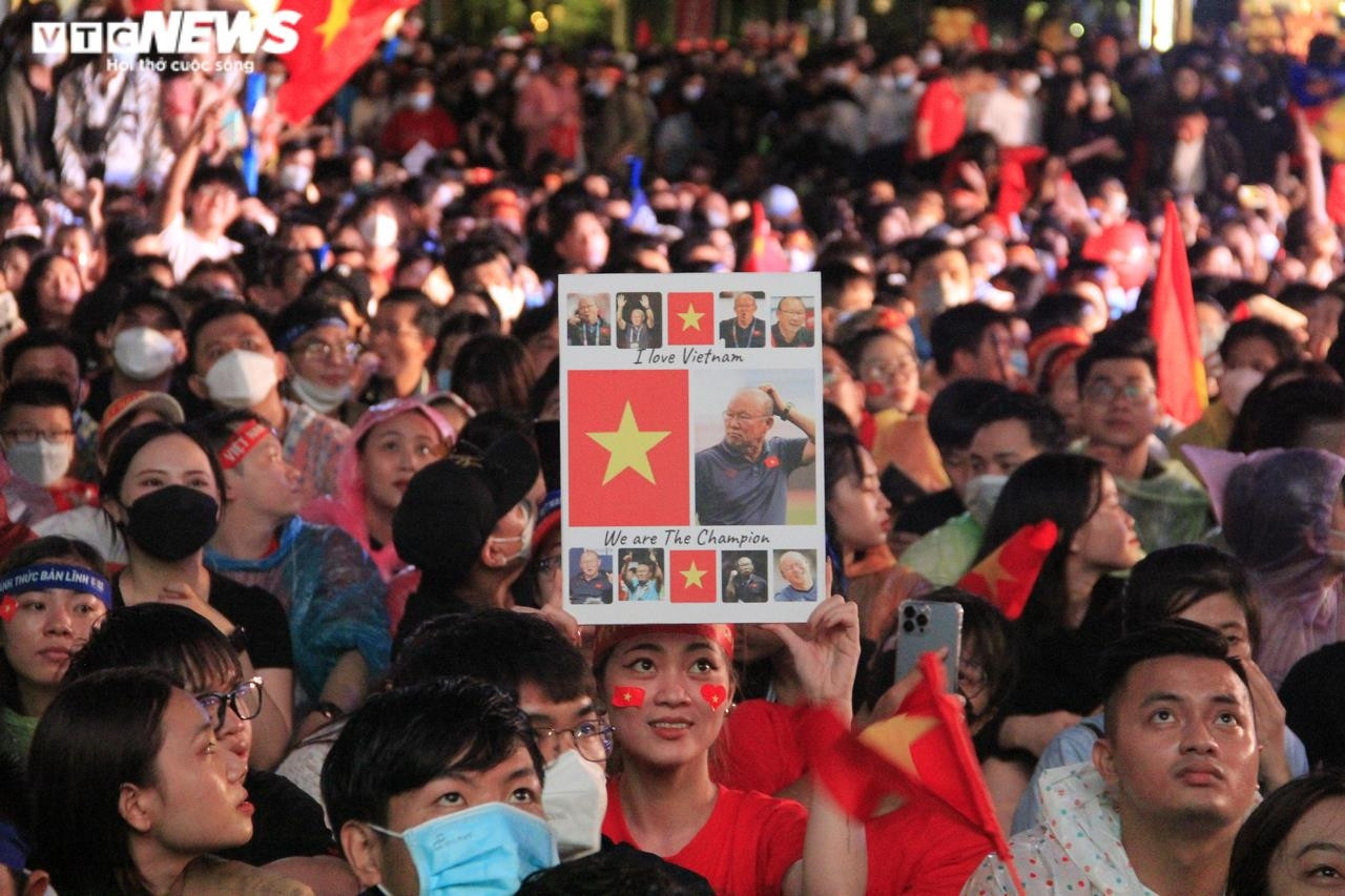 TP.HCM: Người hâm mộ phủ kín phố đi bộ Nguyễn Huệ cổ vũ đội tuyển U23 - 13