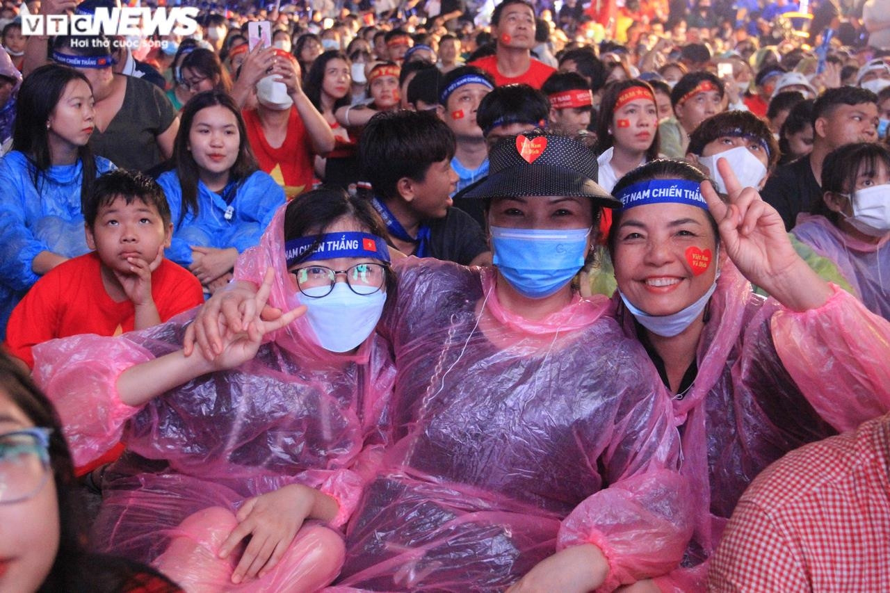 TP.HCM: Người hâm mộ phủ kín phố đi bộ Nguyễn Huệ cổ vũ đội tuyển U23 - 11