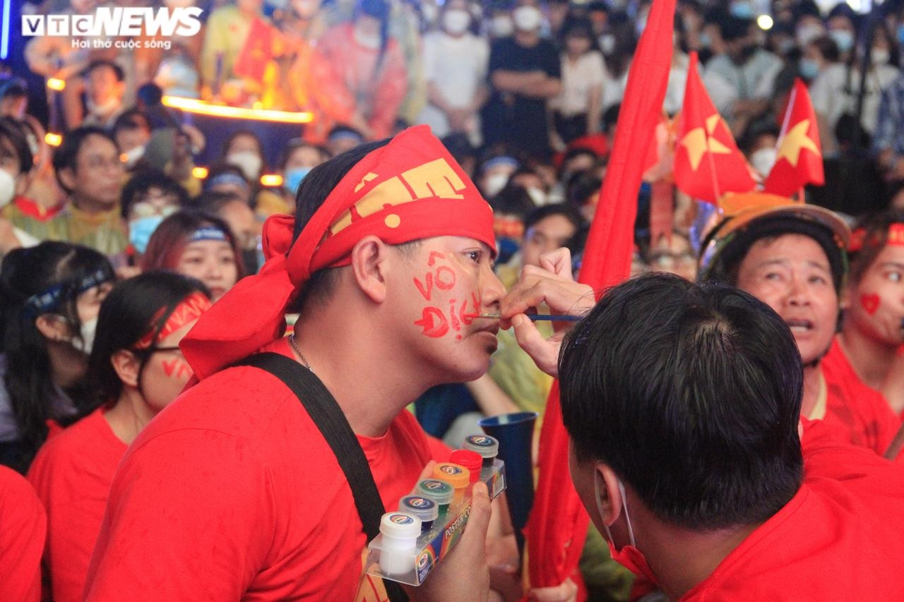 TP.HCM: Người hâm mộ phủ kín phố đi bộ Nguyễn Huệ cổ vũ đội tuyển U23 - 4