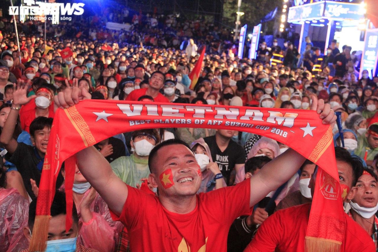 TP.HCM: Người hâm mộ phủ kín phố đi bộ Nguyễn Huệ cổ vũ đội tuyển U23 - 2